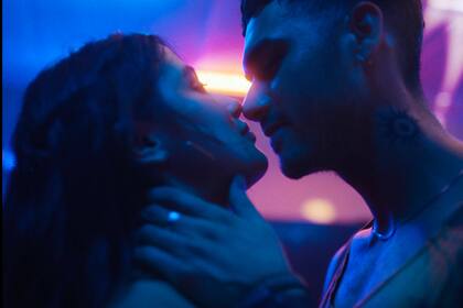 En esta imagen proporcionada por Prime Video/Amazon MGM Studios Alejandro Speitzer, derecha, en una escena de "Pimpinero: Sangre y Gasolina". (Prime Video/Amazon MGM Studios vía AP)