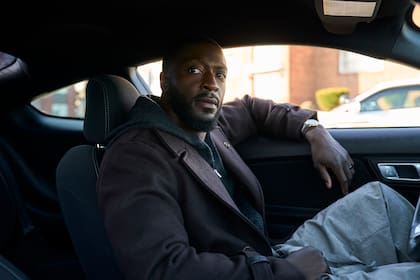 En esta imagen proporcionada por Prime Video, Aldis Hodge en una escena de la serie "Cross". (Keri Anderson/Prime Video via AP)