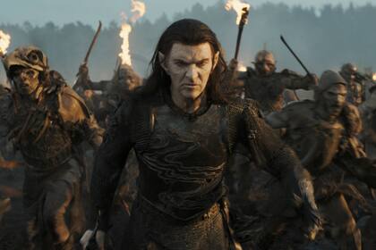 En esta imagen proporcionada por Prime Video, Sam Hazeldine en una escena de "The Lord of The Rings: The Rings of Power". (Prime Video via AP)