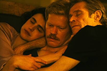 En esta imagen proporcionada por Searchlight Pictures, Margaret Qualley, de izquierda a derecha, Jesse Plemons y Willem Dafoe en una escena de "Kinds of Kindness". (Searchlight Pictures vía AP)