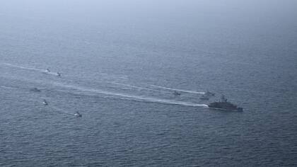 En esta imagen proporcionada por Sepahnews, de la Guardia Revolucionaria de Irán, el 16 de febrero de 2026, se ven maniobras de la Guardia en el golfo Pérsico el lunes 16 de febrero de 2026. (Sepahnews via AP)