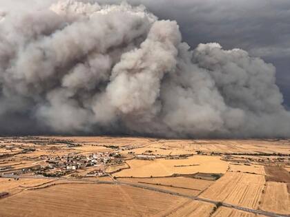 En esta imagen publicada por Agents Rurals de Catalunya, un incendio arde sin control en zonas agrícolas en la región de Segarra, en la región rural de Lleida, España, el martes 1 de julio de 2025