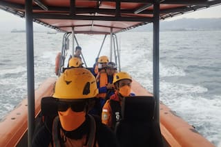 Rescatistas buscan a cinco fotoperiodistas indonesios desaparecidos cerca del volcán Anak Krakatau