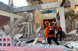 Rescatistas excavan entre escombros y deslaves tras sismo en Indonesia que mató a 47