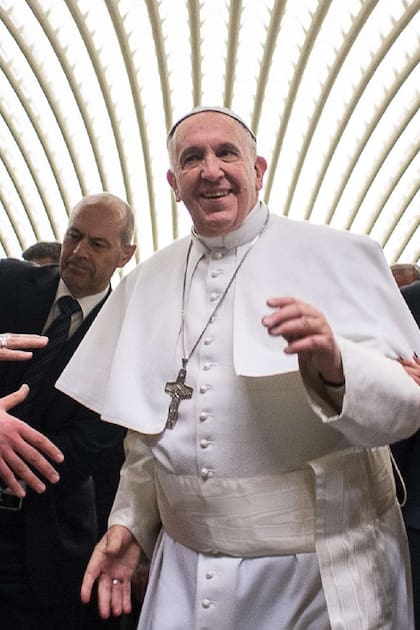 En esta imagen publicada por la oficina de prensa del Vaticano, el Papa Francisco asiste a una audiencia especial para la diócesis de Cassano allo Jonio en el Vaticano el 21 de febrero de 2015.