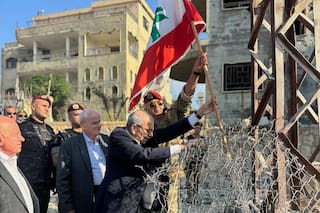El primer ministro de Líbano recorre una aldea devastada del sur y pide la retirada militar israelí