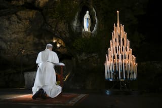 El papa León XIV lleva un mensaje de proteger la vida al santuario francés de Lourdes