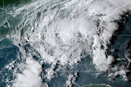 En esta imagen satelital de GOES-East GeoColor del miércoles 8 de septiembre de 2021, difundida por la Oficina Nacional de Administración Oceánica y Atmosférica de Estados Unidos (NOAA por sus siglas en inglés) se ve a la tormenta tropical Mindy al tocar tierra en la franja noreste de Florida. (NOAA via AP)