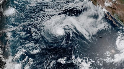 En esta imagen satelital distribuida por la NOAA, se muestra el huracán Fausto avanzando por el océano Pacífico