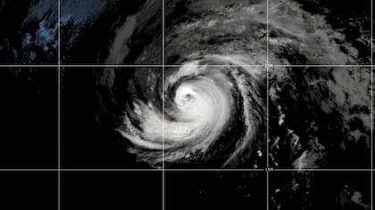 En esta imagen satelital distribuida por la NOAA tomada el 24 de julio de 2026, se muestra el huracán Fausto avanzando por el océano Pacífico. (NOAA via AP)