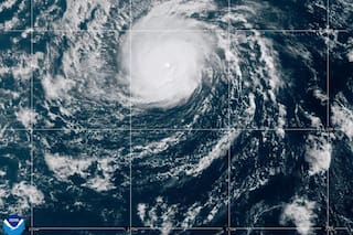 Nolo se convierte en huracán de categoría 3 lejos de las costas del océano Pacífico