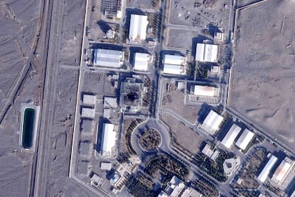 En esta imagen satelital, proporcionada por Planet Labs PBC, se muestran los escombros de la Planta Piloto de Enriquecimiento de Combustible en el sitio de enriquecimiento de uranio de Natanz, Irán, el 3 de diciembre de 2025