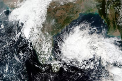 En esta imagen satelital, tomada el 2 de diciembre de 2021 y distribuida por la NASA, se muestra una tormenta sobre la Bahía de Bengala. (NASA Worldview, Earth Observing System Data and Information System (EOSDIS) via AP)