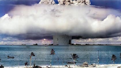 En esta imagen se puede apreciar una de las detonaciones realizada en el atolón Bikini de las Islas Marshall (Foto: Departamento de Defensa de los Estados Unidos)