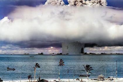 En esta imagen se puede apreciar una de las detonaciones realizada en el atolón Bikini de las Islas Marshall, en 1954. (Departamento de Defensa de los Estados Unidos)