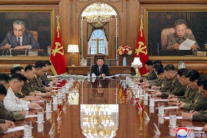 En esta imagen sin fecha distribuida por el gobierno de Corea del Norte, el líder norcoreano, Kim Jong Un (centro), durante una reunión de la comisión militar central del gobernante Partido de los Trabajadores, en Pyongyang, Corea del Norte, el 9 de agosto de 2023. (Agencia Central de Noticias de Corea/Korea News Service vía AP)