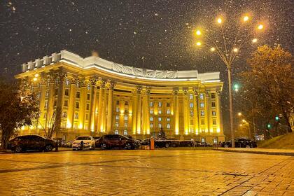 En esta imagen sin fecha entregada por el Servicio de Prensa del Ministerio ucraniano de Exteriores, el edificio del Ministerio de Exteriores durante una nevada en Kiev, Ucrania. (Servicio de Prensa del Ministerio Ucraniano de Exteriores via AP)