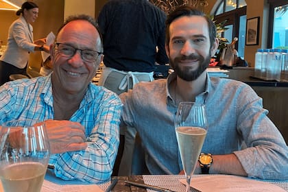 En esta imagen sin fecha, proporcionada por Joel Gavalas, aparece él con su hijo, Jonathan Gavalas.