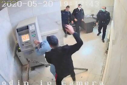 En esta imagen sin fecha tomada de un video de seguridad compartido con The Associated Press por el grupo de hackers autodenominado "La Justicia de Alí", un guardia de prisión golpea a un recluso en el penal de Evin, en Teherán.  (La Justicia de Alí vía AP)