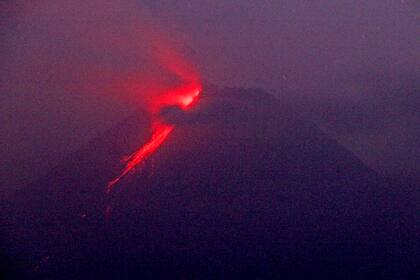 En esta imagen tomada con un obturador lento, lava saliendo del cráter del volcán Merapi en Sleman, Yogyakarta, Indonesia, la madrugada del lunes 9 de agosto de 2021. (AP Foto/Slamet Riyadi)