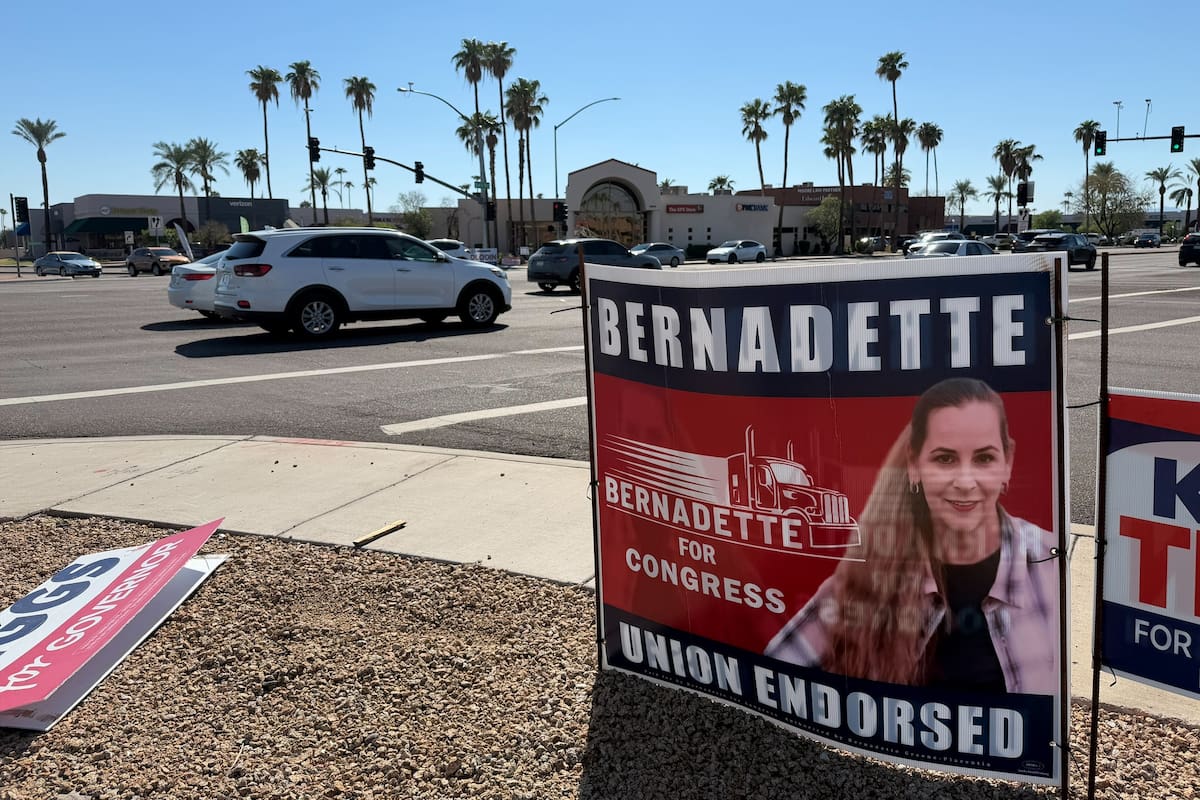 En esta imagen, tomada con un smartphone, un cartel de campaña de la candidata demócrata al congreso