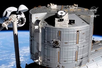 En esta imagen tomada de NASA TV, la nave espacial SpaceX Crew Dragon, a la izquierda, se acerca a la estación espacial internacional, el sábado 24 de abril de 2021