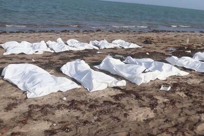 En esta imagen tomada de un video, cuerpos de migrantes arrastrados por las olas se ven en una playa en el Mar Rojo, en la costa de Yibuti, el miércoles 2 de octubre de 2024. (Guardia Costera de Yibuti via AP)