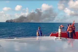 Rescatistas evacúan a decenas de personas de un ferry en llamas que deja al menos un muerto cerca de Bali