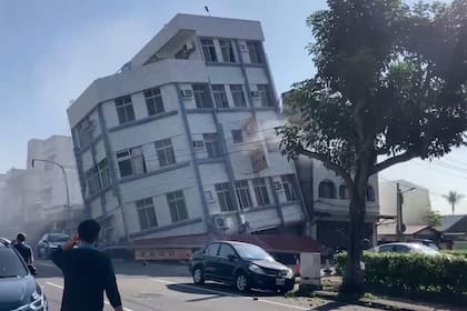 En esta imagen tomada de un video de TVBS se ve el colapso parcial de un edificio, el miércoles 3 de abril de 2024, en Hualien, en el este de Taiwán. (TVBS vía AP)