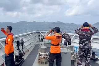 Rescatistas hallan cinco sobrevivientes y buscan a otros 20 tras naufragio en Indonesia