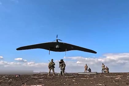 En esta imagen, tomada de un video distribuido por el servicio de prensa del Ministerio de Defensa de Rusia el 18 de abril de 2025, soldados rusos lanzan un dron de inteligencia Supercam hacia posiciones ucranianas en Ucrania. (Servicio de prensa del Ministerio de Defensa de Rusia vía AP)
