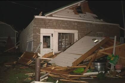 En esta imagen, tomada de un video distribuido por WSYX, los daños causados por el mal tiempo en una zona residencial en Lakeview, Ohio, el 14 de marzo de 2024. (WSYX vía AP)