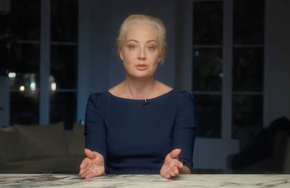 En esta imagen, tomada de un video distribuido por el equipo de Navalny el 19 de febrero de 2024, Yulia Navalnaya, viuda del líder opositor Alexei Navalny, ofrece un mensaje en video