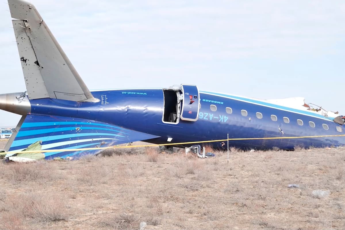 En esta imagen, tomada de un video distribuido por el gobierno de la región de Mangystau, los restos de un Embraer 190 de Azerbaijan Airlines, en el piso cerca del aeropuerto de Aktau, Kazajistán, el 25 de diciembre de 2024. (Gobierno de la región de Mangystau vía AP)