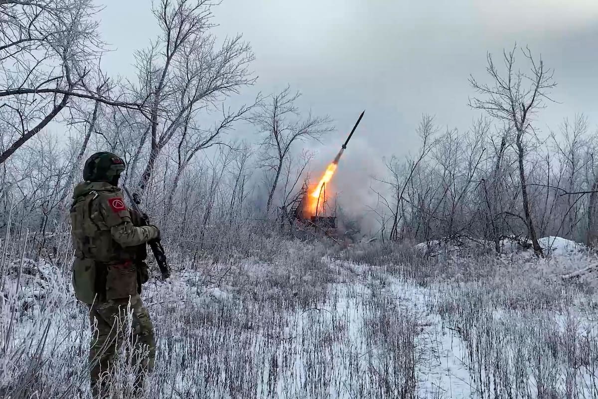 En esta imagen, tomada de un video distribuido por el Servicio de Prensa del Ministerio de Defensa de Rusia, un lanzacohetes múltiple ruso TOS-1A dispara hacia posiciones ucranianas en una ubicación no revelada en Ucrania