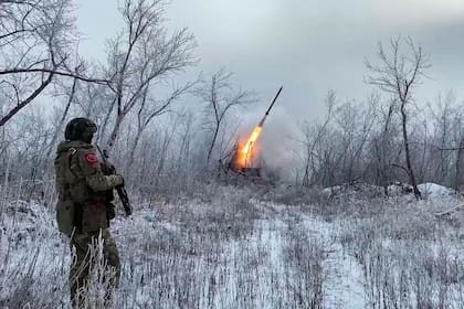En esta imagen, tomada de un video distribuido por el Servicio de Prensa del Ministerio de Defensa de Rusia, un lanzacohetes múltiple ruso TOS-1A dispara hacia posiciones ucranianas en una ubicación no revelada en Ucrania