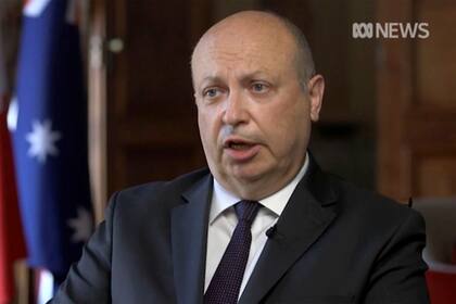 En esta imagen tomada de un vídeo, el embajador de Francia en Australia, Jean-Pierre Thebault, durante una entrevista para televisión en Canberra, Australia, el 17 de septiembre de 2021. (Australian Broadcasting Corporation vía AP)