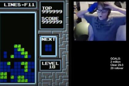 En esta imagen tomada de un video, el jugador de 13 años, Willis Gibson, celebra después de ganar al Tetris