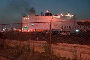 En esta imagen tomada de un video, humo saliendo de un barco de mercancías la madrugada del jueves 6 de julio de 2023 en el puerto de Newark, Nueva Jersey. Dos bomberos murieron combatiendo las llamas en el interior de un barco que transportaba 5.000 vehículos. (WABC-TV via AP)