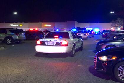 En esta imagen tomada de un video, la policía de Virginia responde al sitio donde se registró un tiroteo, en un Walmart de Chesapeake, Virginia, el martes 22 de noviembre de 2022. (WAVY-TV 10 vía AP)