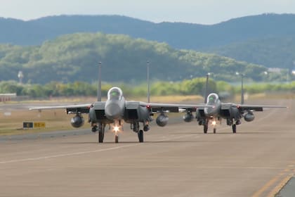 En esta imagen tomada de un video, los aviones de combate F15K de la Fuerza Aérea de Corea del Sur se preparan para despegar el martes 4 de octubre de 2022 en un lugar no revelado de Corea del Sur. (South Korean Defense Ministry via AP)