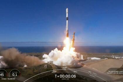 En esta imagen tomada de un video proporcionado por SpaceX, Corea del Sur lanza su primer satélite espía militar desde la Base de la Fuerza Espacial Vandenberg de California, el viernes 1 de diciembre de 2023. (SpaceX vía AP)