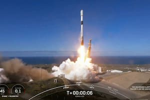 En esta imagen tomada de un video proporcionado por SpaceX, Corea del Sur lanza su primer satélite espía militar desde la Base de la Fuerza Espacial Vandenberg de California, el viernes 1 de diciembre de 2023. (SpaceX vía AP)