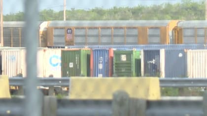 En esta imagen, tomada de un video proporcionado por KGNS, se ven vagones de tren de Union Pacific estacionados en una estación de clasificación en Laredo (KGNS vía AP)