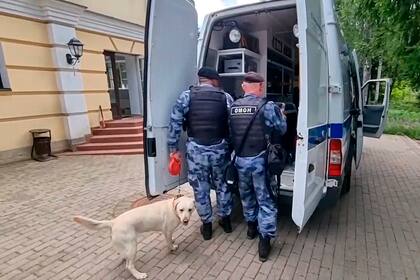 En esta imagen tomada de un video proporcionado por el Servicio Federal de la Guardia Nacional de Rusia el sábado 22 de julio de 2023, un miembro de la Guardia Nacional trabaja cerca de una vivienda donde las fuerzas especiales mataron a un hombre armado que se negó a entregarse, en la región de Istra, a unos 45 kilómetros (menos de 30 millas) de Moscú. (National Guard Troops Federal Service of the Russian Federation via AP)