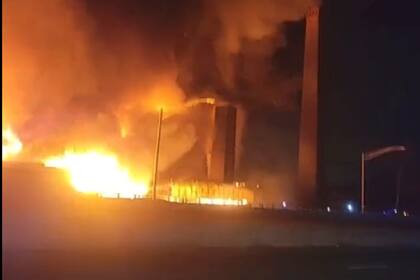 En esta imagen, tomada de un video proporcionado por Mikey B, se muestra un incendio cerca de una planta química, el 14 de enero de 2022 en Passaic, Nueva Jersey. (Mikey B via AP)