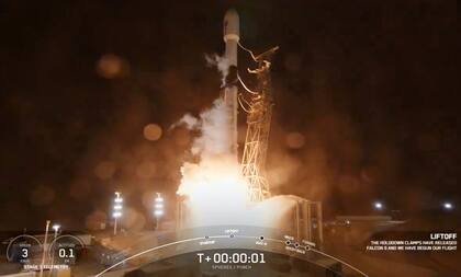 En esta imagen tomada de un video proporcionado por SpaceX, el cohete Falcon de la compañía SpaceX, con el nuevo telescopio espacial de la NASA, Spherex, despega de la base Vandenberg de la Fuerza Espacial en California, el martes 11 de marzo de 2025