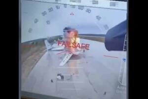 En esta imagen tomada de un video publicado el 1 de junio de 2025 por una fuente del Servicio de Seguridad Ucraniano muestra un dron ucraniano que golpea aviones rusos en el interior de territorio ruso. (Servicio de Seguridad Ucraniano via AP)