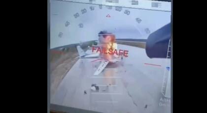 En esta imagen tomada de un video publicado el 1 de junio de 2025 por una fuente del Servicio de Seguridad Ucraniano muestra un dron ucraniano que golpea aviones rusos en el interior de territorio ruso.