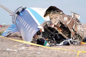 En esta imagen tomada de un video publicado por el gobierno de la región de Mangystau, los restos del avión Embraer 190 de Azerbaijan Airlines en el suelo cerca del aeropuerto de Aktau, Kazajistán, el miércoles 25 de diciembre de 2024.